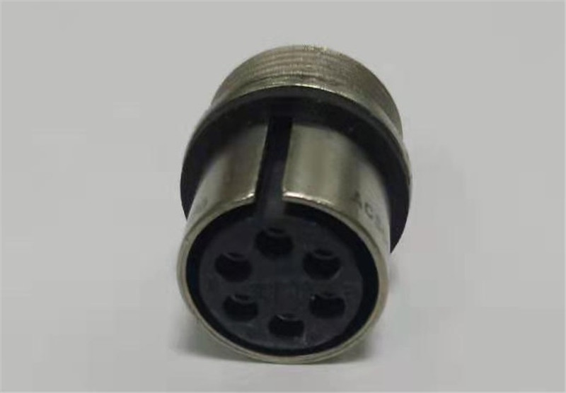 Sea water resistant connector for industrial maintenance ship