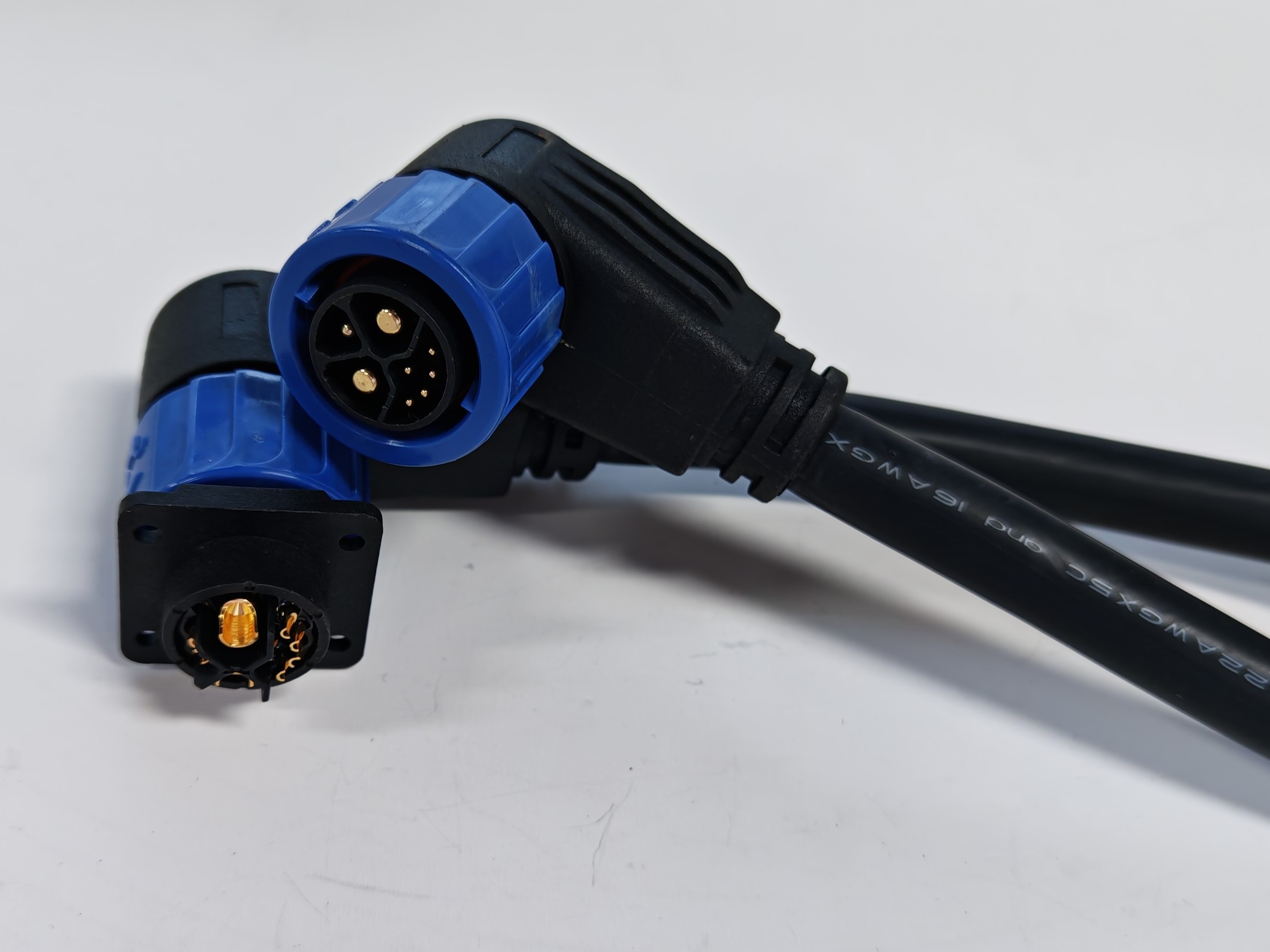 集成CAN总线连接器技术增强信号传输