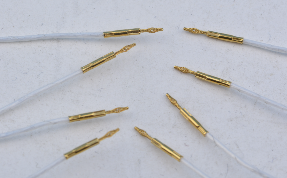 微型连接器中的接触孔安装0.68mm扭针和0.92mm