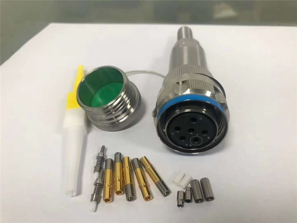 Optoelectronic hybrid 2 + 4 connector 2 optical fiber 4 power 20A connector