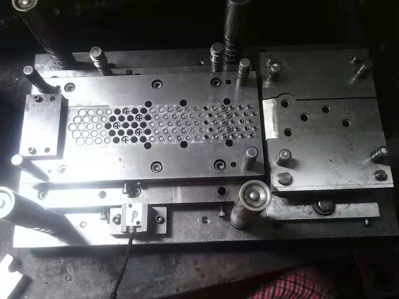 Industrial shielding shrapnel M12 connector die