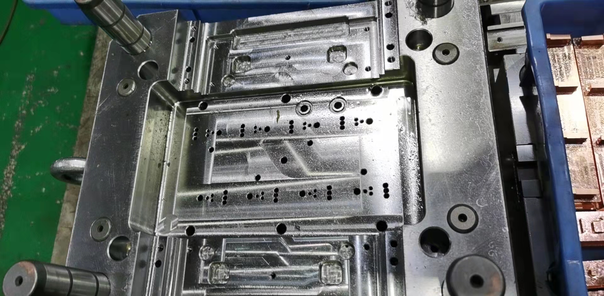 Industrial connector precision injection mold 1x8