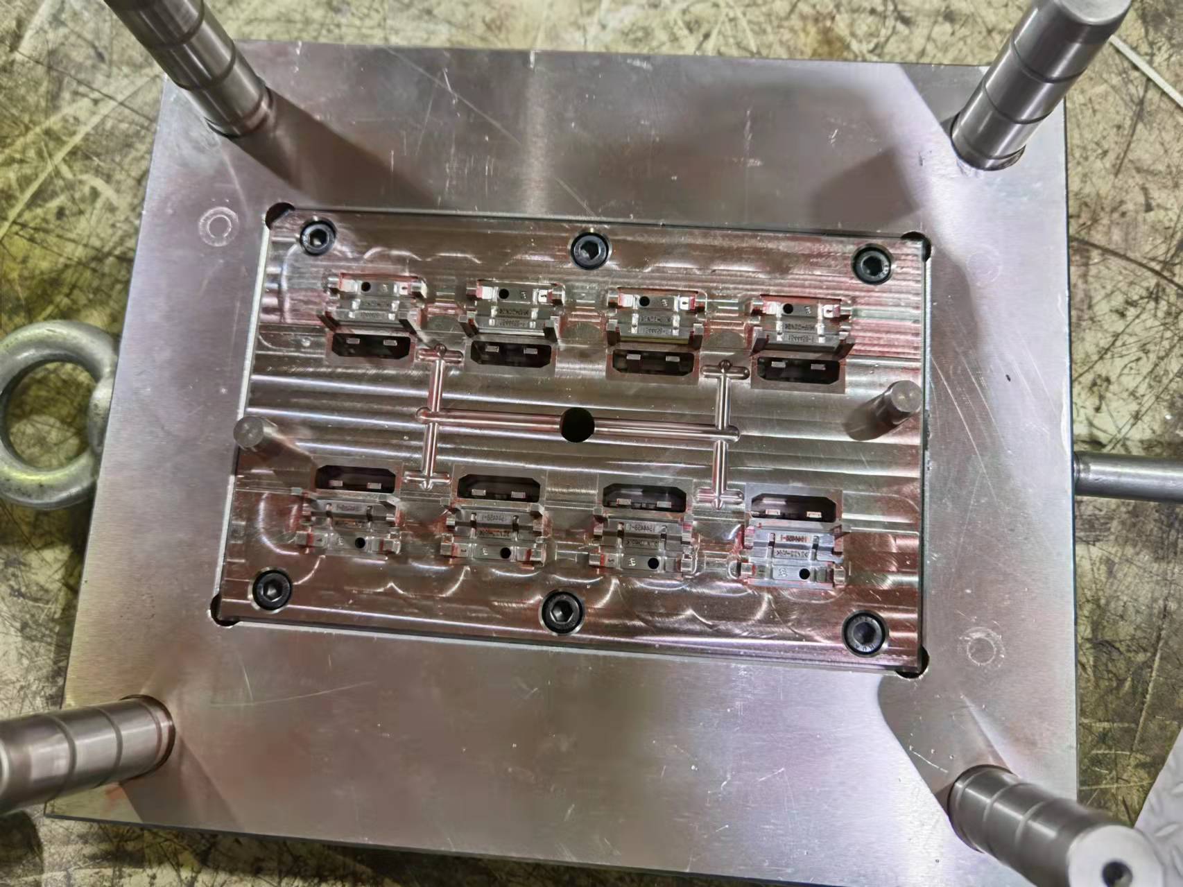 Precision plastic connector mould equipment shell mould