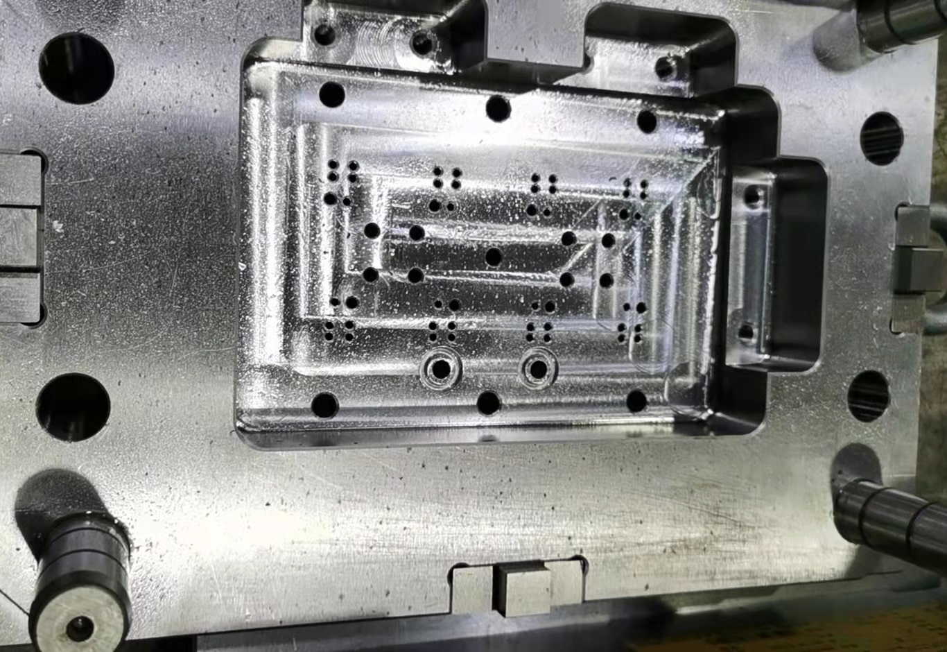 精密塑胶连接器模具制造与生产工业连接器模具制造